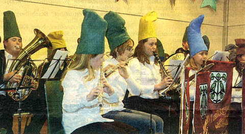 Mit lustigen Mützen musizierten die Mädchen und Buben von der Schülerkapelle in der Mehrzweckhalle Batzenhofen   Bild: Andreas Lode