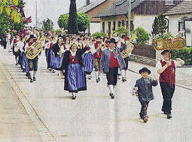 Der Musikverein Batzenhofen beim Umzug zum 125-jährigen Jubiläum der Freiwilligen Feuerwehr Rettenbergen im Mai 2006.    Foto: privat