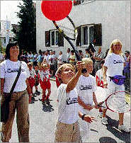 Auch junge Gratulanten wie diese Tenniscracks präsentierten sich im Festzug.    Bild: Andreas Lode