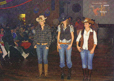 Der Marlboro-Man lächelte von der Großbildleinwand, als Sandra Gutmayr, Yvonne Riegel und Jennifer Kraus ihren Square Dance vorführten.    Bild: privat