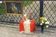 Auch ein kleiner Altar gab in Batzenhofen dem Glauben Ausdruck.   Foto: Marcus Merk