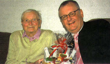 Bürgermeister Schantin gratuliert der 90-järigen Maria Ehinger.    Foto: privat