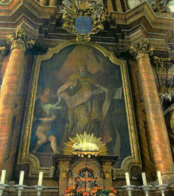 Der Hochaltar mit dem Bild "Sankt Martin mit der Gans" des berühmten Hofmalers Johann Georg Bergmiller ist ein faszinierendes Barockwerk. Doch näher betrachtet nagt daran gewaltig der Zahn der Zeit.    Foto: Siegfried P. Rupprecht