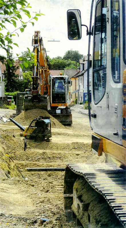 Die Bauarbeiten an der Ortsdurchfahrt von Batzenhofen haben längst begonnen. Derzeit läuft der Kanalbau. Weil Anwohner gegen die Tieferlegung der Straße auf die Barrikaden gehen, kommt das Thema erneut in den Stadtrat.    Foto: Marcus Merk