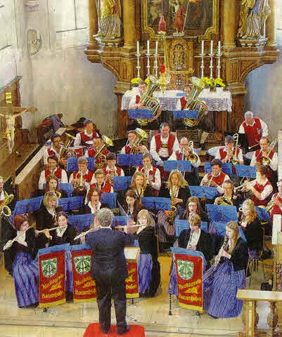 Unter Leitung von Andreas Meyer gab die Batzenhofer Blaskapelle ein besinnliches Konzert in der Pfarrkirche.     Foto: Sandra Hötzendorfer 