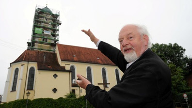 Lange genug hat Pfarrer Siegfried Hutt das Gerüst am Kirchturm von Batzenhofen gesehen. Nun gibt es endlich Zuschüsse.      Foto: Markus Merk