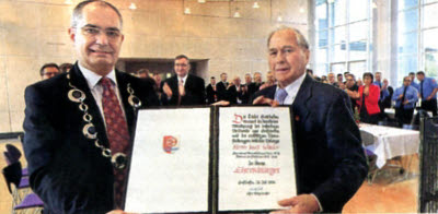 Josef Schuler (rechts) ist sichtbar gerührt, als der Gersthofer Bürgermeister Michael Wörle ihm die Ehrenbürgerurlcunde überreicht.    Foto: Marcus Merk
