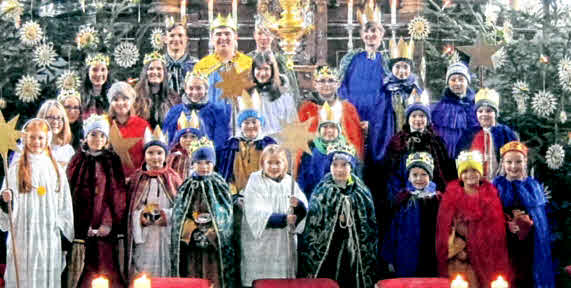 Die Ministranten und zahlreiche andere Kinder aus der Pfarrei Batzenhofen zogen nach dem Festgottesdienst in St. Martin als "Heilige Drei Könige" los.     Foto: Martin Ehinger