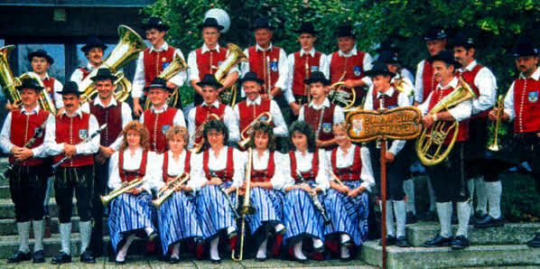 Und das sind die aktuellen Mitglieder Musikkapelle Batzenhofen.    Foto: Martin Ehinger
Anmerkung des Autors: Kenner der Kapelle werden schnell erkennen, daß das Foto alles andere als aktuell ist!