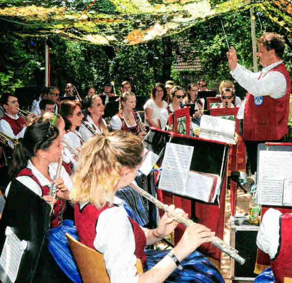Musik unterm schützenden Tarnzelt: Die Sonne lachte den Musikern beim großen Gartenfest zum 110-jährigen Bestehen des Musikvereins Batzenhofen.
Foto: Andreas Lode