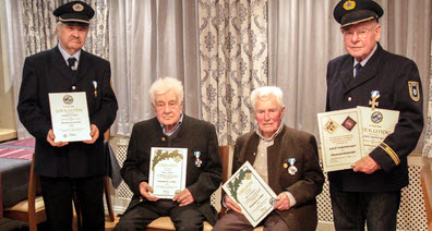 Der stellvertretende Vorsitzende Michael Grußler, die beiden Veteranen Alois Huber und Karl Ehinger und der ehemalige Vorsitzende Adolf Aidelsburger erhielten hohe Auszeichnungen.
Foto: Andreas S. Köhler