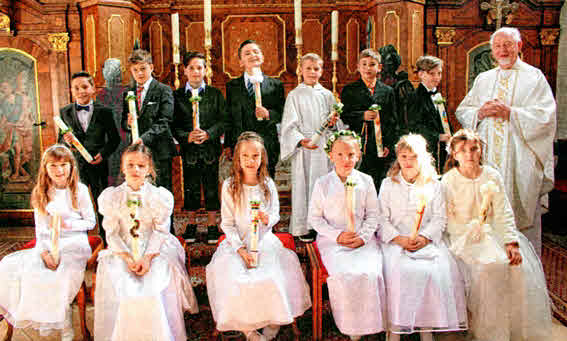 13 Kommunionkinder der Pfarrei St. Martin, Batzenhofen feierten weißer Sonntag in Gablingen.
Foto: Anja Ehinger