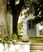 Die Kapelle in Edenbergen mit Kriegerdenkmal.