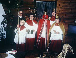 Pater Dominikus mit den Sternsingern 1982