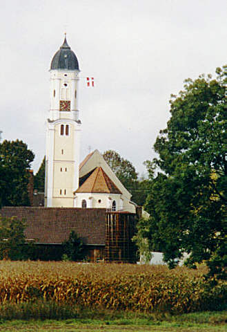 St. Martin, Batzenhofen, zur Kirchweih 2004 mit dem "Zachäus" geschmückt.