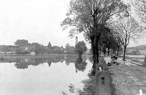Wieder einmal trat die Schmutter über die Ufer und zeigte sich breit wie ein See. Blick von der Schmutterbrücke Richtung Batzenhofen und Mühle.