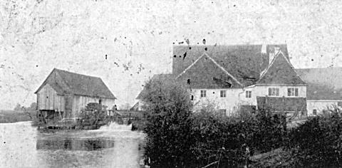 Wohnhaus, Mahlmühle mit Wehr, Sägehalle (1699 erbaut). Einziges vorhandenes Bild mit dem damals (1908) noch bestehenden unterschlächtigen Wasserrad für die Sägehalle der Batzenhofener Mühle.
