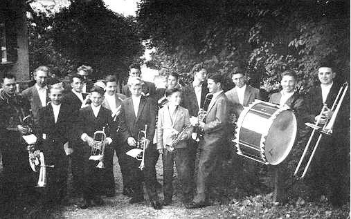Gruppenbild der Blaskapelle aus dem Jahre 1956 mit den aktiven Musikern